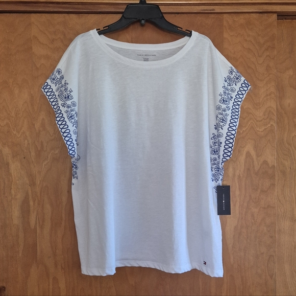 Tommy Hilfiger Women's Plus 1X Tee with Blue Accents. 100% cotton - Picture 1 of 10